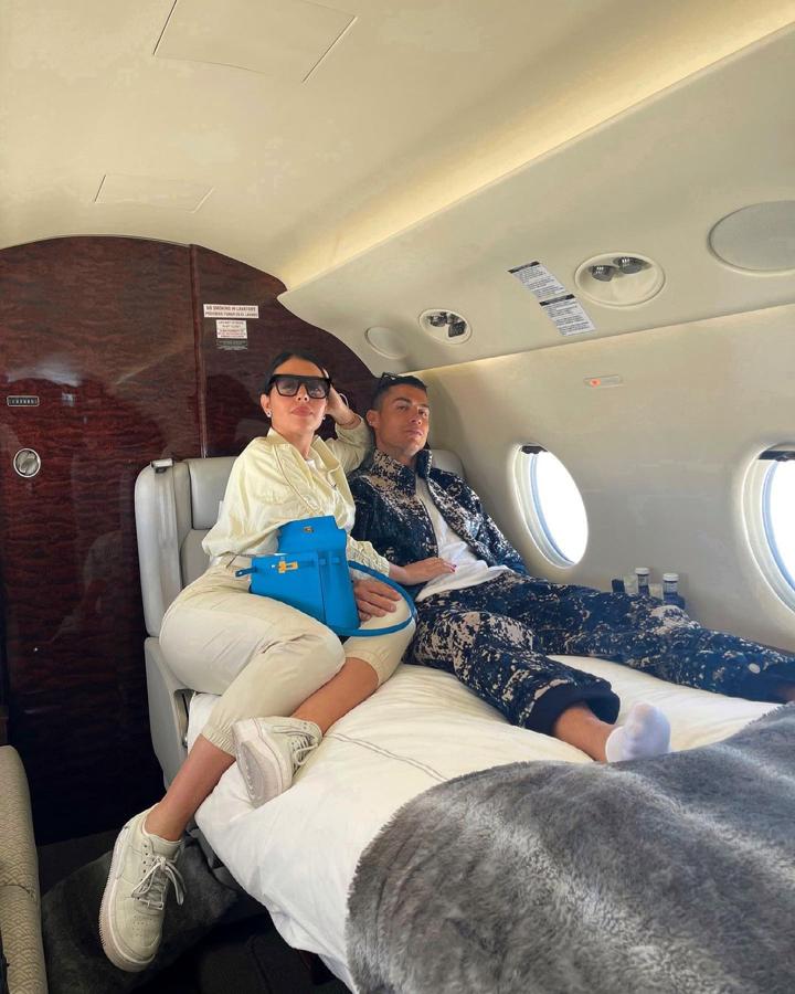 El jet privado de CR7 - Los lujos de Georgina Rodríguez en su reality. El diseño está personalizado hasta el más mínimo detalle con acabados de lujo y tiene capacidad para 10 pasajeros. El precio de la aeronave es de19 millones de euros aproximadamente.