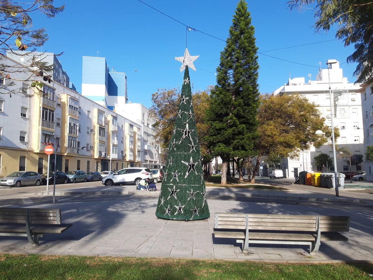 FOTOS: Cádiz sigue con los adornos y luces de navidad colocados en vísperas del mes febrero