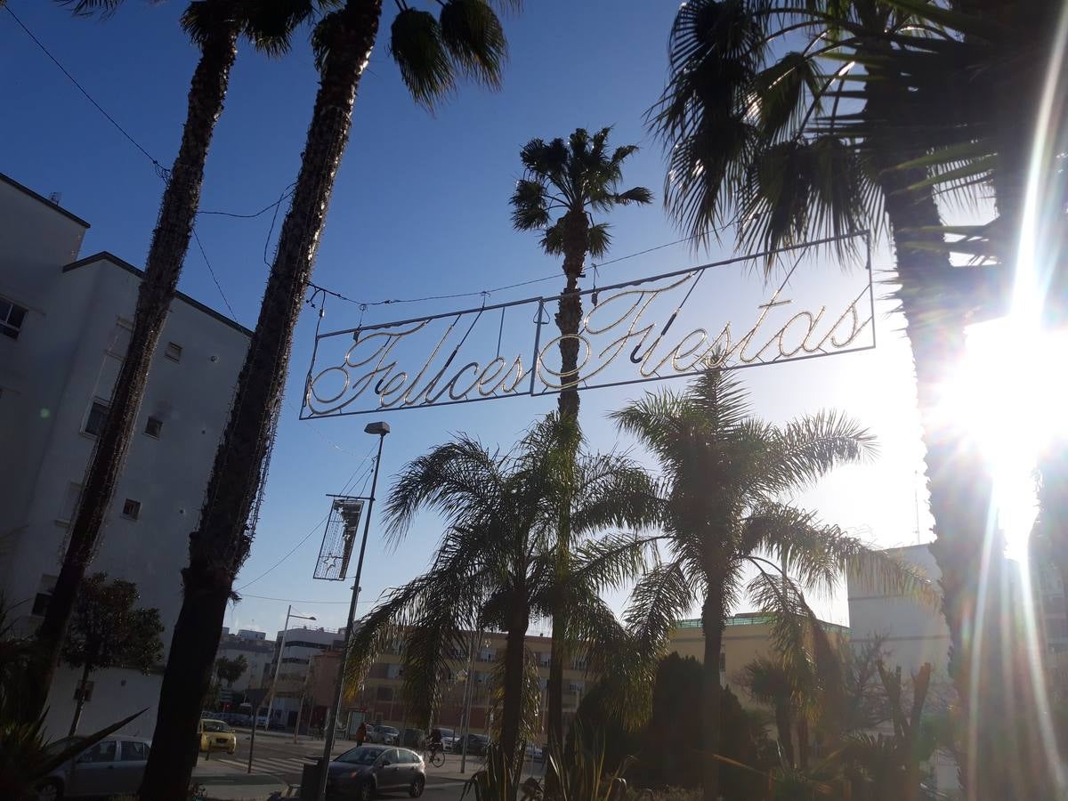 FOTOS: Cádiz sigue con los adornos y luces de navidad colocados en vísperas del mes febrero