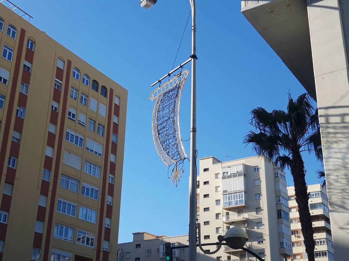 FOTOS: Cádiz sigue con los adornos y luces de navidad colocados en vísperas del mes febrero