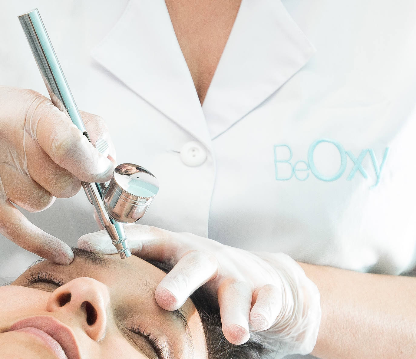 Tratamiento Beoxy Facial Platino (75 €, sesión de 50 minutos). El oxígeno es fundamental para todas las células del cuerpo, pero a partir de los 30 años, su captación disminuye. Este tratamiento consiste en la aplicación de oxígeno puro al 95% con un suero formulado para trabajar en sinergia dependiendo de las necesidades de cada piel. Un cóctel de vitaminas, péptidos, aminoácidos y ácido hialurónico que trabajan para estimular la actividad celular favoreciendo el consumo de oxígeno que aumenta el potencial energético de las células y estimula su renovación. No invasivo y apto para todo tipo de pieles. Disponible en centros de estética de toda España.