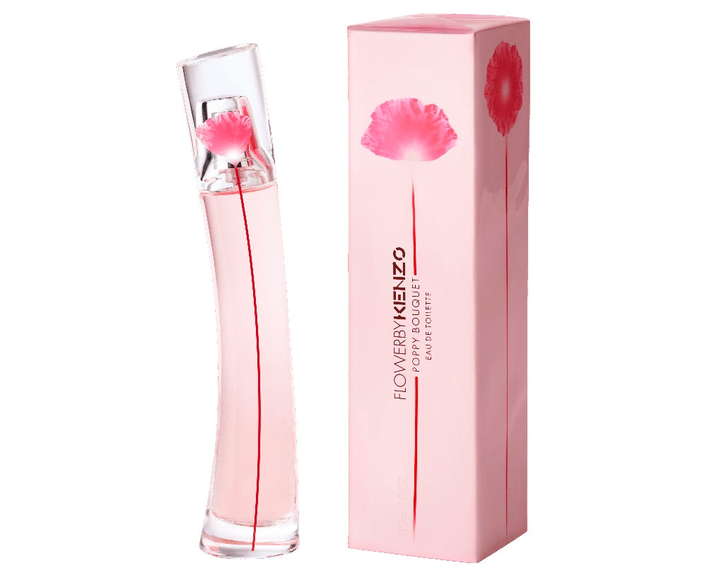 The New Poppy Bouquet Flower By Kenzo (54 €). La nueva versión del icónico perfume Flower By Kenzo, Poppy Bouquet Eau de Toilette es otra opción perfecta pare regalar en San Valentín. Una fragancia, disponible a partir del 1 de febrero, que evoca un auténtico momento de felicidad. Su frescura capta el rocío que perla sobre las flores recolectadas de madrugada. Una efusión vegetal donde la Almendra Verde y las Hojas de Té se despiertan con un trazo de Esencia de Mandarina. En corazón, encontramos una auténtica invasión floral de Jazmín Sambac, Gardenia Golden y Rosa Damascena. Por último, notas amaderadas de Pachulí y Cedro de Virginia, asociadas a Almizcles Blancos.