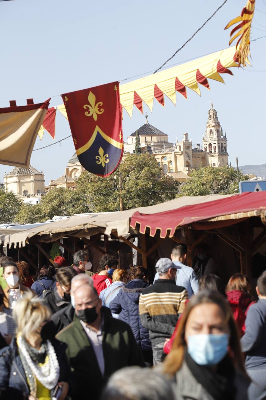 El público llena el Mercado Renacentista de Córdoba, en imágenes