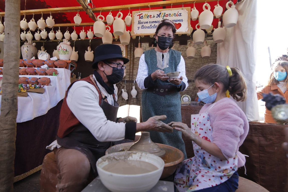El público llena el Mercado Renacentista de Córdoba, en imágenes
