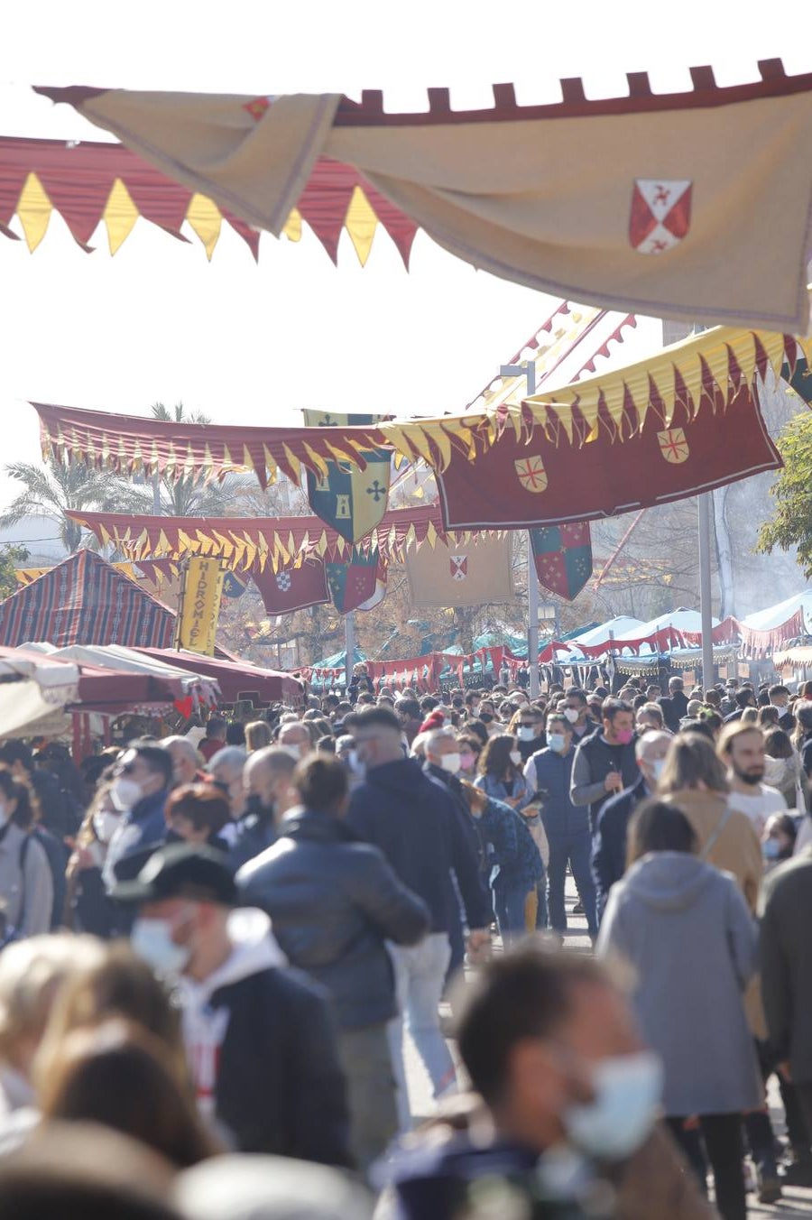 El público llena el Mercado Renacentista de Córdoba, en imágenes