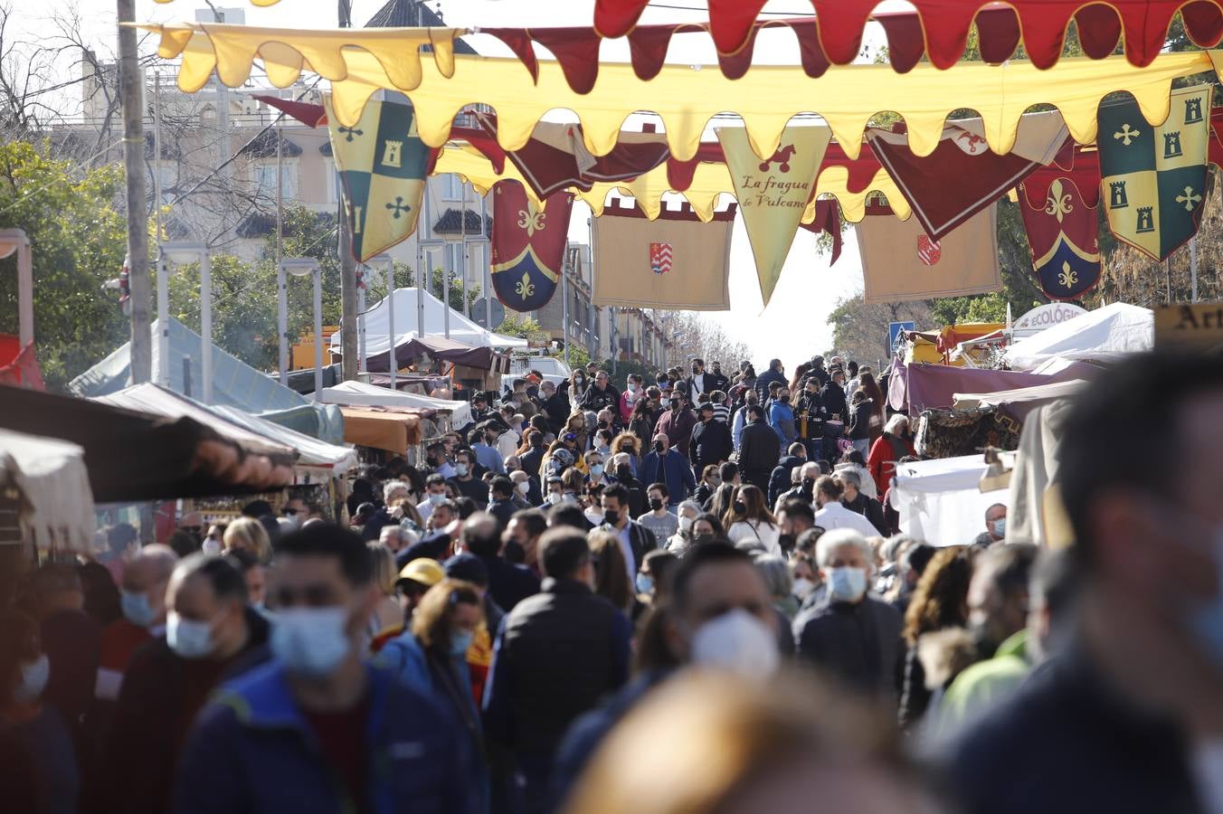 El público llena el Mercado Renacentista de Córdoba, en imágenes