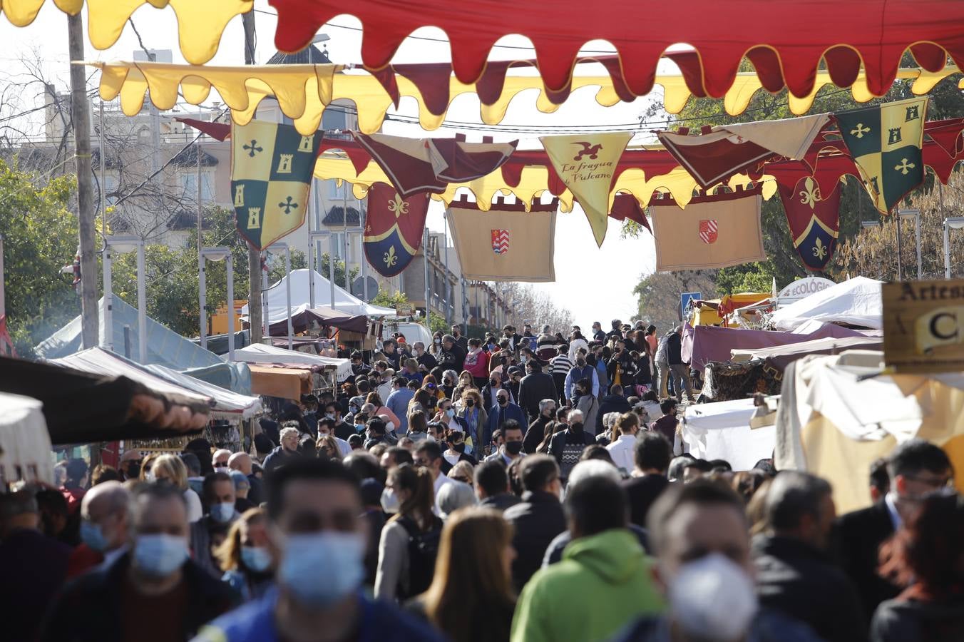 El público llena el Mercado Renacentista de Córdoba, en imágenes