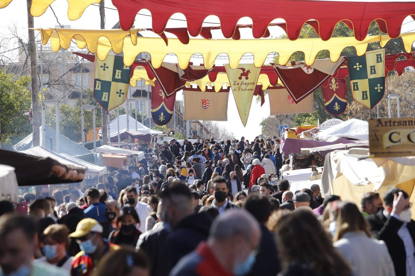 El público llena el Mercado Renacentista de Córdoba, en imágenes