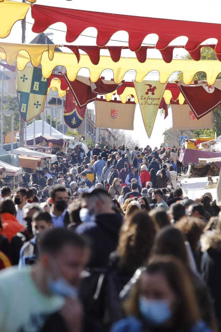 El público llena el Mercado Renacentista de Córdoba, en imágenes