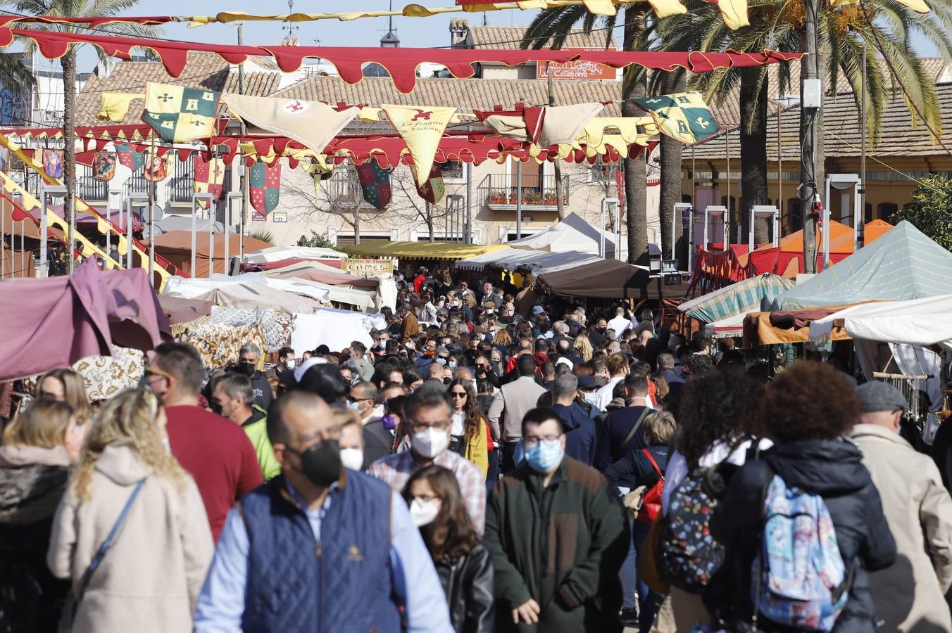 El público llena el Mercado Renacentista de Córdoba, en imágenes