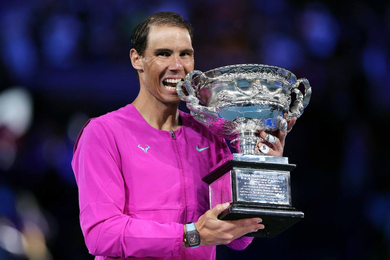 2022 | Open de Australia. Y parece que los 20 no era el techo. Nadal vuelve a romper todos los récord y gana el Abierto de Australia, convirtiéndose en el çunico tenista masculino en conseguir la hazaña de ganar 21 Grand Slam.