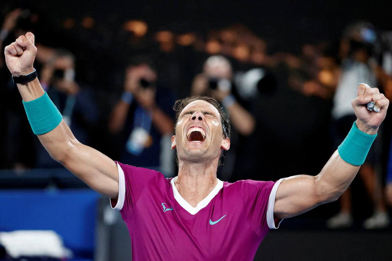 Nadal gana el Grand Slam de Australia. El tenista celebra el triunfo tras el fin del partido