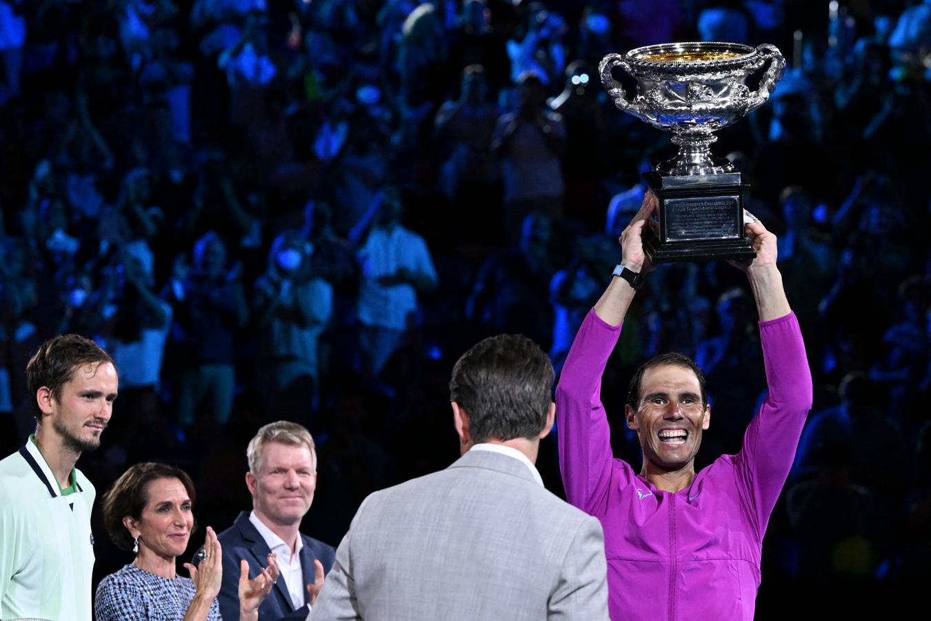 Nadal gana el Grand Slam de Australia. Rafael Nadal levanta el trofeo de su Grand Slam número 21