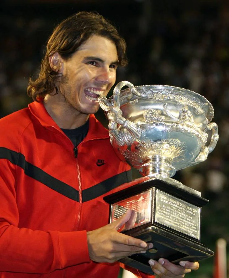 2009 | Open de Australia. Por primer año desde el 2005, Nadal da un respiro al Roland Garros y conquista, esta vez, el Open de Australia. De nuevo, contra Federer. Esta vez truncó los objetivos del suizo, que iba camino de su 14 victoria.