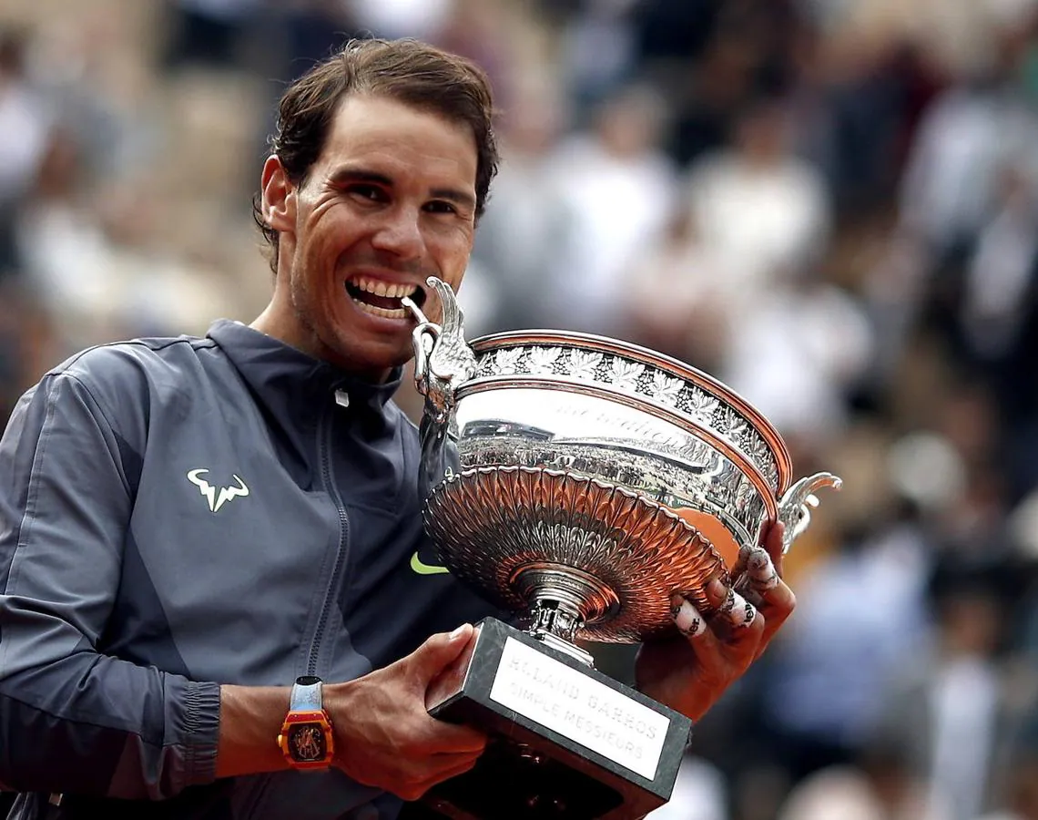 2019 | Roland Garros. Tras otra victoria, ya parece que lo extraño es que nuestro Rafael Nadal no gane el Roland Garros. Hizo lo propio en 2019, venciendo al austriaco Thiem.