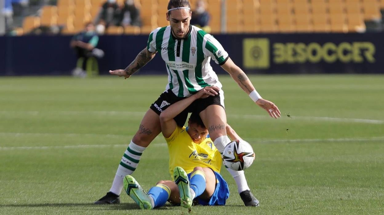 FOTOS: El Córdoba pasa por encima del Cádiz B