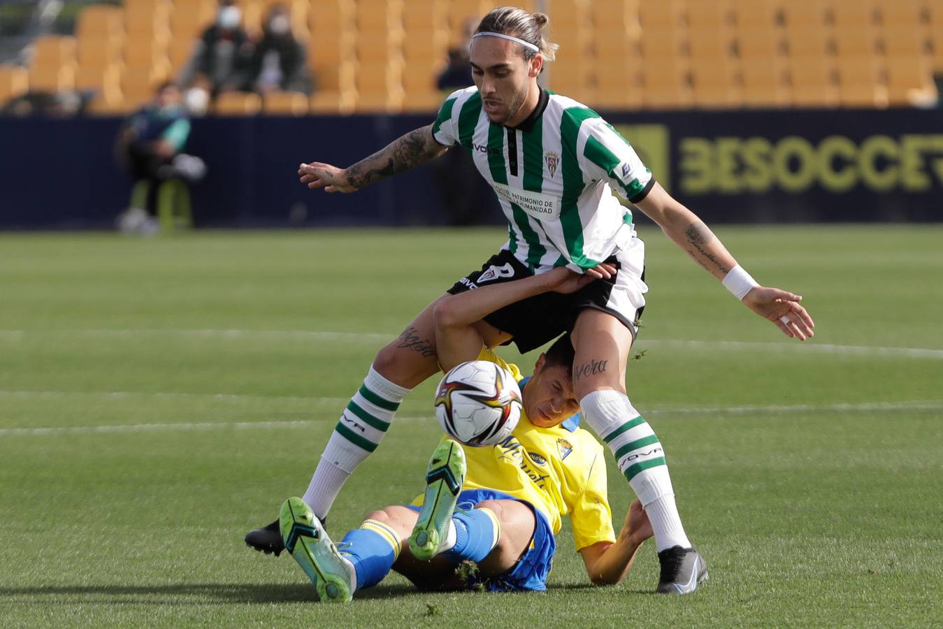 FOTOS: El Córdoba pasa por encima del Cádiz B