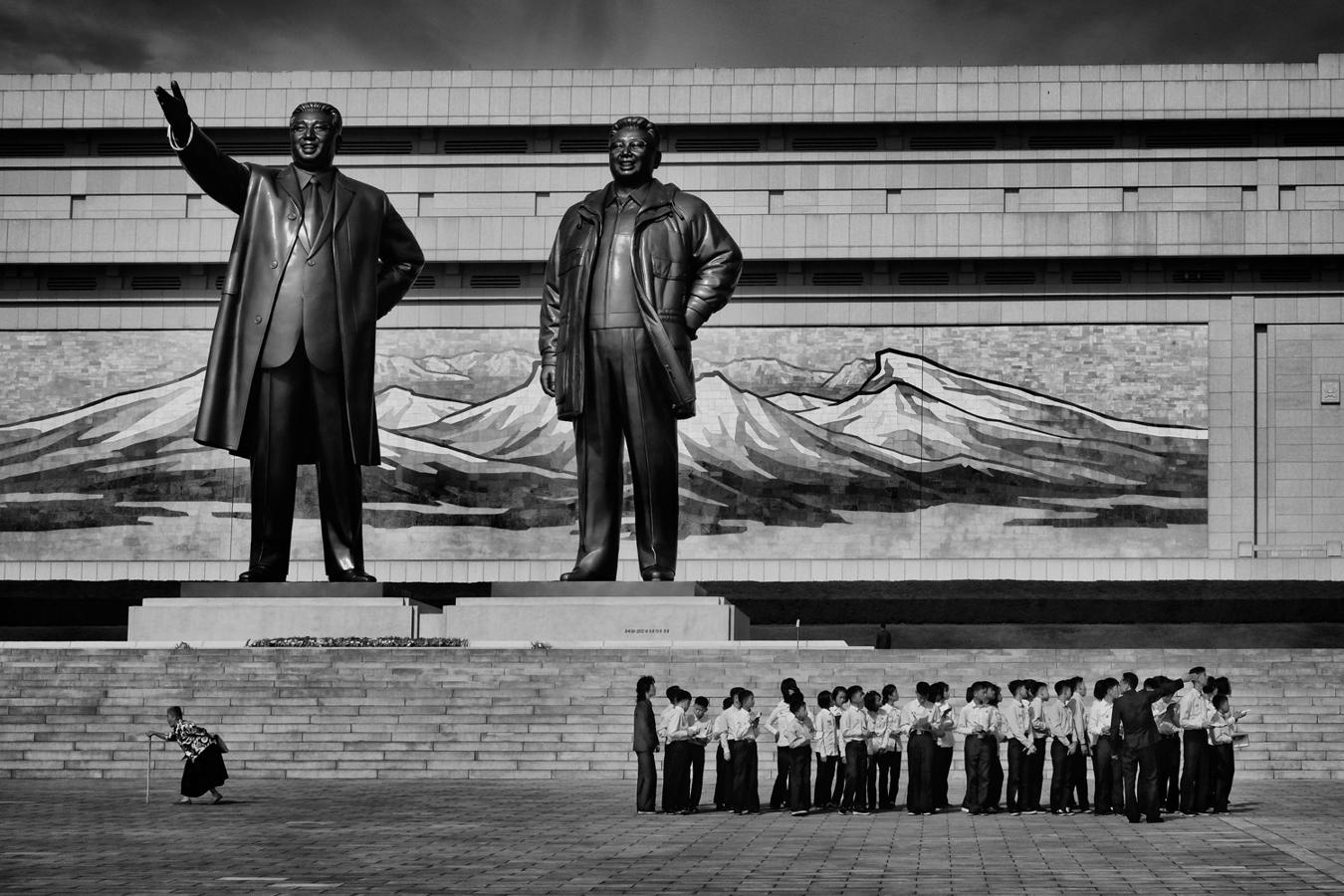 Ganador de una sola toma de símbolos de viajes: Alain Schroeder, Bélgica. El belga Alain Schroeder se ha hecho en esta edición de los Travel Photographer of the Year 2021 con dos galardones. En esta imagen, el jurado ha destacado la fuerza que desprende la gente que rodea las grandes estatuas. «Todos hemos visto imágenes de estatuas icónicas de jefes de estado, pero la fuerza de esta imagen está en la gente: el grupo de estudiantes que aprende la historia de su estado contrasta inteligentemente con la anciana encorvada que la ha vivido», dijeron.