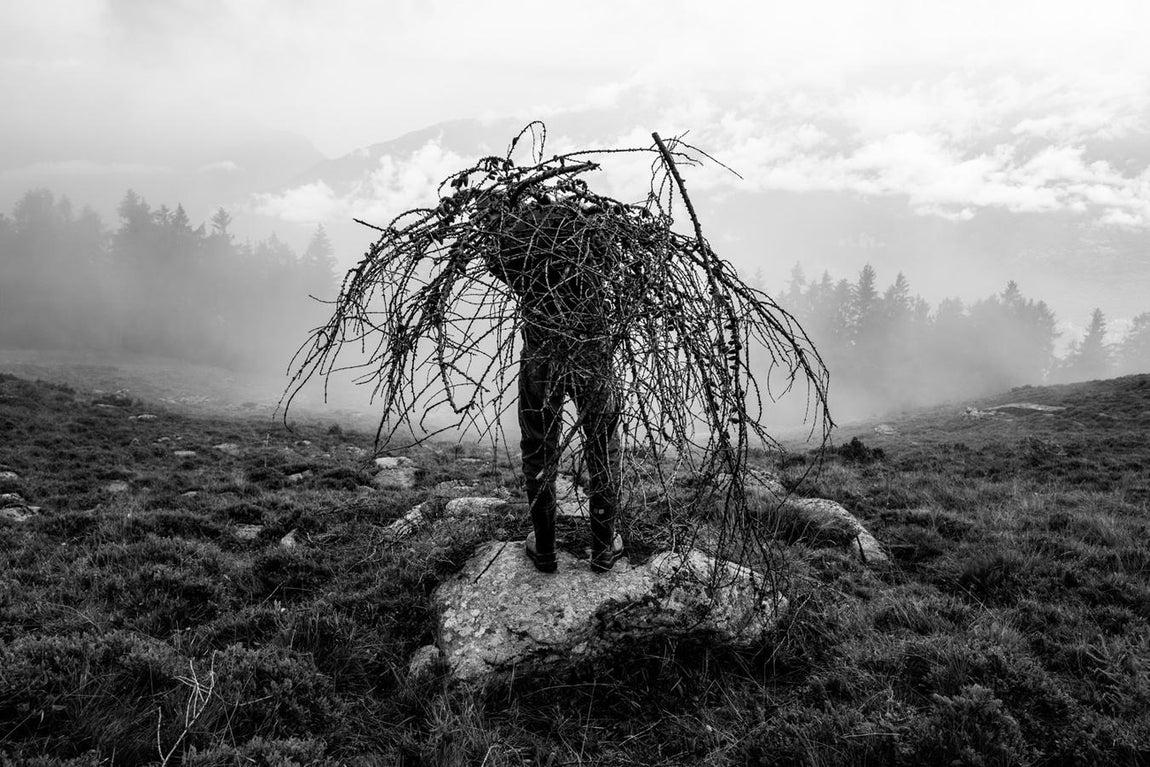 Mejor Portfolio de personas y sus historias: Beniamino Pisati, Italia. Fotógrafo profesional freelance, Beniamino Pisati está especializado en reportajes geográficos, colabora de forma activa con revistas y agencias del sector y organiza talleres de fotografía de viajes. Desde hace ya más de 10 años, el artista documenta la estrecha relación del hombre con el medio ambiente en las montañas de Valtellina, en la región de Lombardía (Italia).