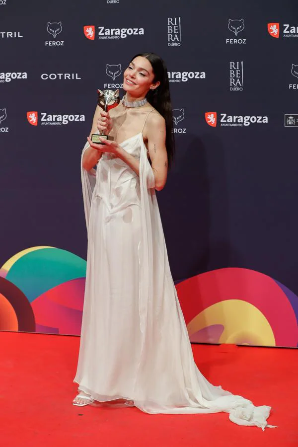Ana Rujas, en la alfombra roja de los Premios Feroz 2022. Con vestido blanco de la colección Crucero 2022 de Maria Grazia Chiuri para Dior.