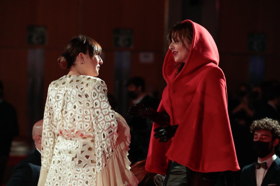 De Milena Smit, Clara Lago e Inma Cuesta a Amaia Salamanca, Anna Castillo, Marta Nieto, Najwa Nimri, Petra Martínez, Candela Peña, Leticia Dolera o Natalia Verbeke, fueron algunos de los rostros conocidos en esta primera gran fiesta del cine español. En la imagen, la actriz Candela Peña junto a Yolanda Ramos en su llegada a la gala.