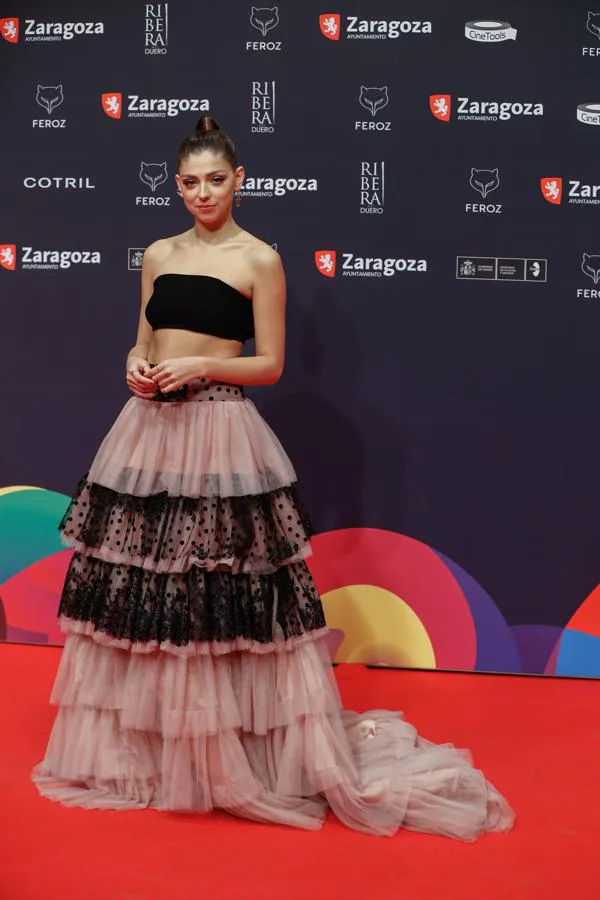 Carmen Arrufat, en la alfombra roja de los Premios Feroz 2022. Optando también por la combinación de dos piezas con top, la actriz desfiló por la alfombra con un conjunto compuesto por una gran falda de tul y top negro que combinó con zapatos de Lodi.