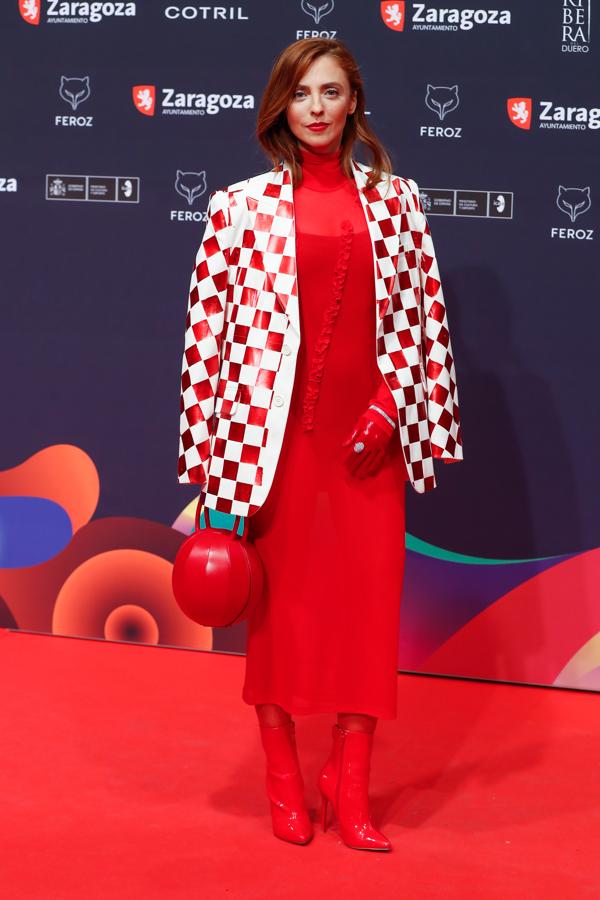 Leticia Dolera, en la alfombra roja de los Premios Feroz 2022. Con un llamativo estilismo en color rojo y blanco de Maison Margiela que combinó con botines de tacón de la marca Even&amp;Odd disponibles en Zalando.