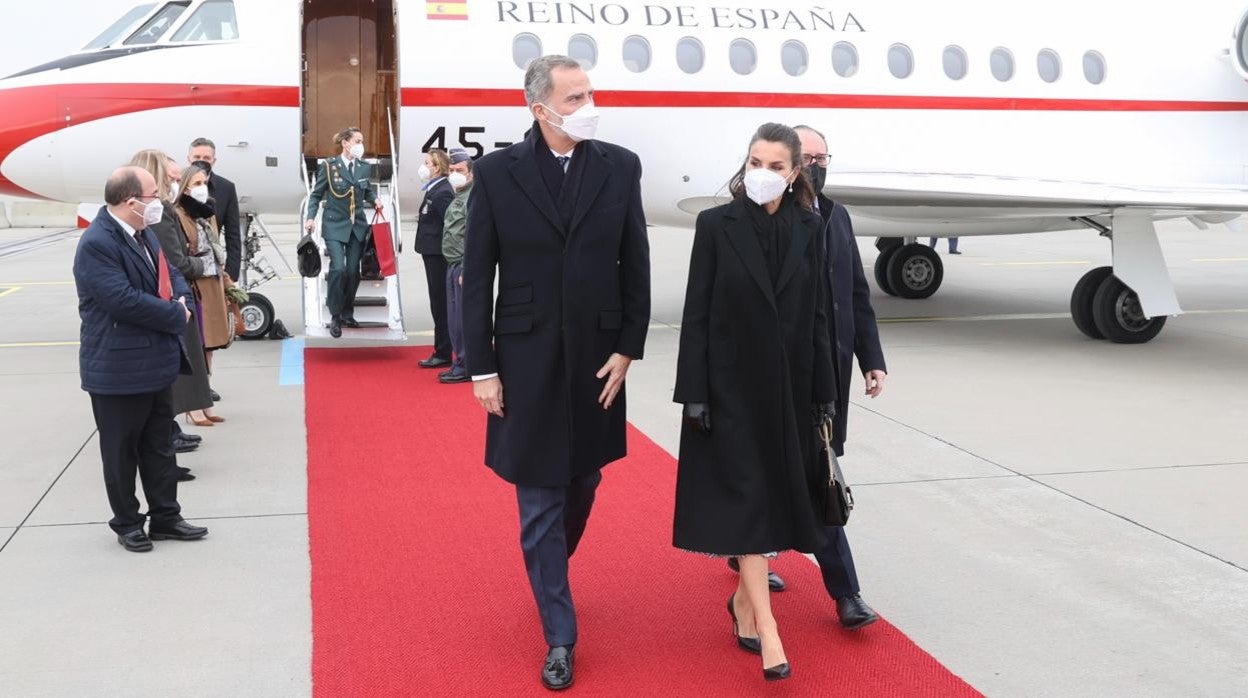 Diez abrigos negros inspirados en el de la Reina Letizia en Viena que combinan con todo