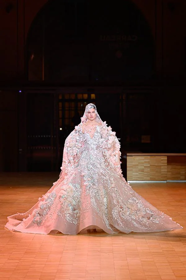 Elie Saab: barroco. El diseñador libanés apuesta por una novia barroca, con vestidos con mucho volúmen, bordados y todo tipo de accesorios para componer looks recargados.