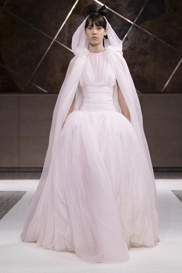 Giambattista Valli: capucha en vez de velo. El diseñador propone una novia con capa y capucha, como si de una princesa de cuento se tratara.