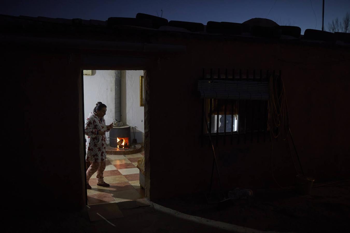 Las mejores viviendas tienen chimeneas, estufas y termos para calentar el agua. 