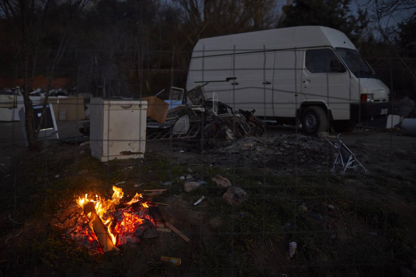 Al caer la noche, los habitantes de Las Sabinas encienden hogueras, las mismas que usan para quemar chatarra, para protegerse del frío. 