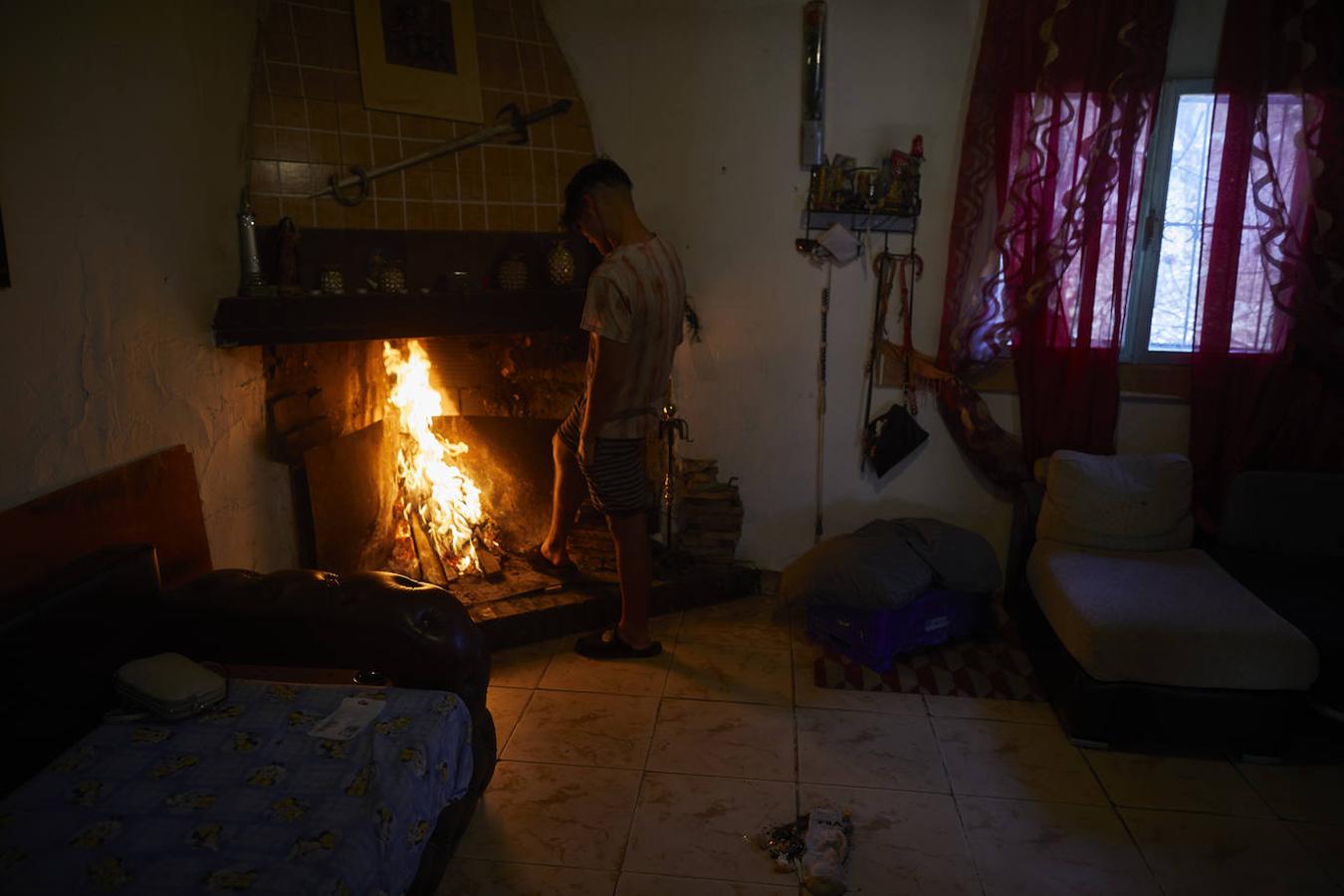 Un joven frente a la chimenea de su casa, una de las más grandes y mejor equipadas de Las Sabinas. 