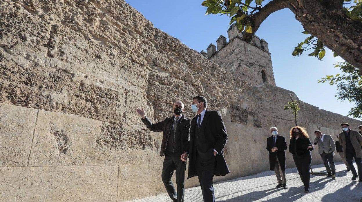 La muralla de la Macarena luce ya nueva imagen