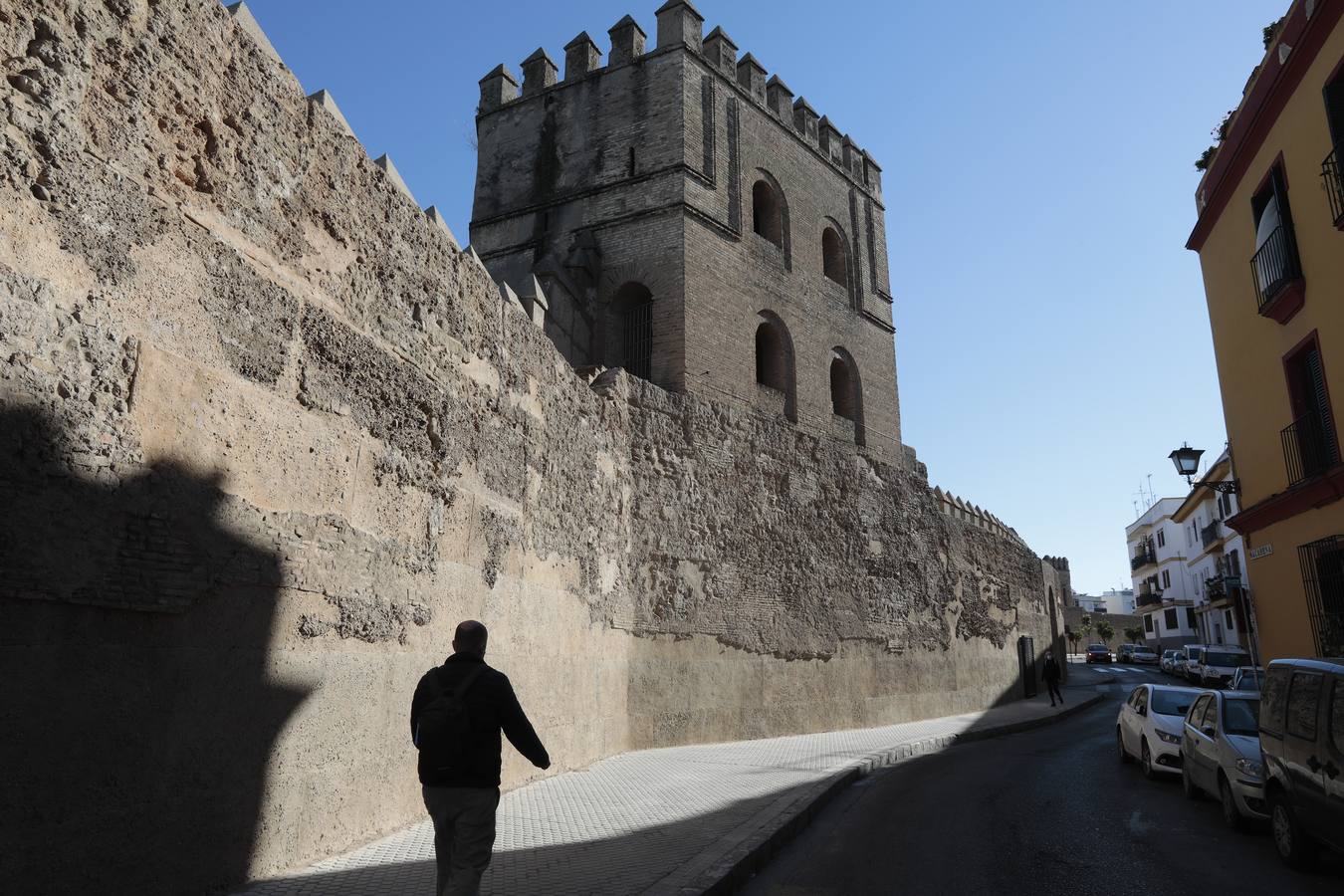 La muralla de la Macarena luce ya nueva imagen