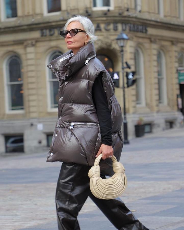 Los 50 son los nuevos 30. Cumplir años no tiene que significar que el vestidor deba pasar a ser aburrido. Una muestra de ello se encuentra en el gran número de influencers que se suman al mundo de la moda con una edad madura y que saben a la perfección hacer suyas todas las tendencias. El 'athleisure', o lo que es lo mismo, todo aquello relativo al mundo del deporte que se puede lucir en cualquier ámbito cada vez gana más popularidad entre este tipo de público, y si hay una pieza que no pasa desapercibida son las zapatillas. Para aquellas que busquen inspiración, se recopilan las opciones que más favorecen de mano de las expertas en la materia.