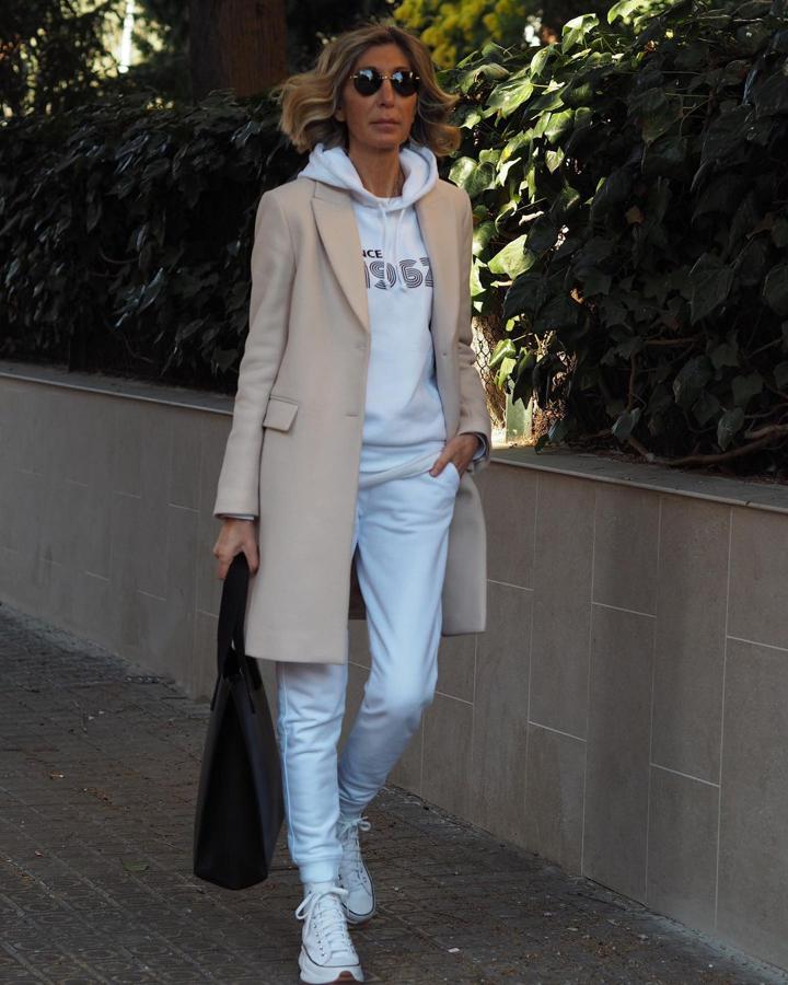 Susi Rejano - Ideas para lucir zapatillas 24/7 a partir de los 50. Los diseños blancos abren un amplio abanico de posibilidades a la hora de configurar 'total looks' de este color además de contribuir a crear un look llamativo y favorecedor sin apenas esfuerzo.