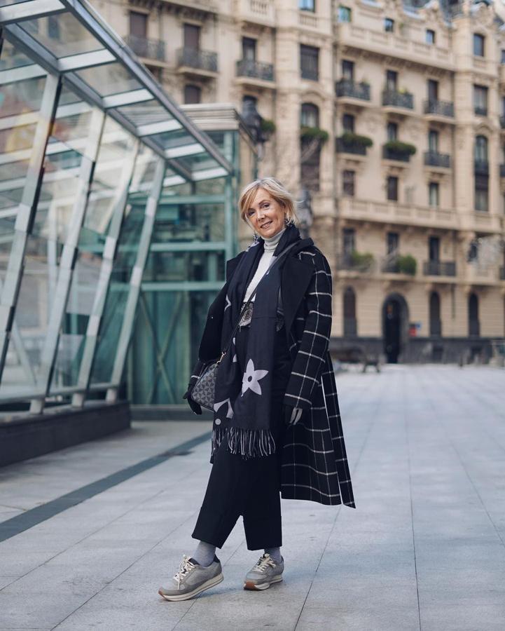 Leonor Olabarría - Ideas para lucir zapatillas 24/7 a partir de los 50. Otra opción que nunca falla a la hora de incluir las deportivas en el conjunto consiste en jugar con dos o tres colores y así integrarlas más fácilmente. Una alternativa que se adapta a todos los estilos, incluso a los más sencillos.