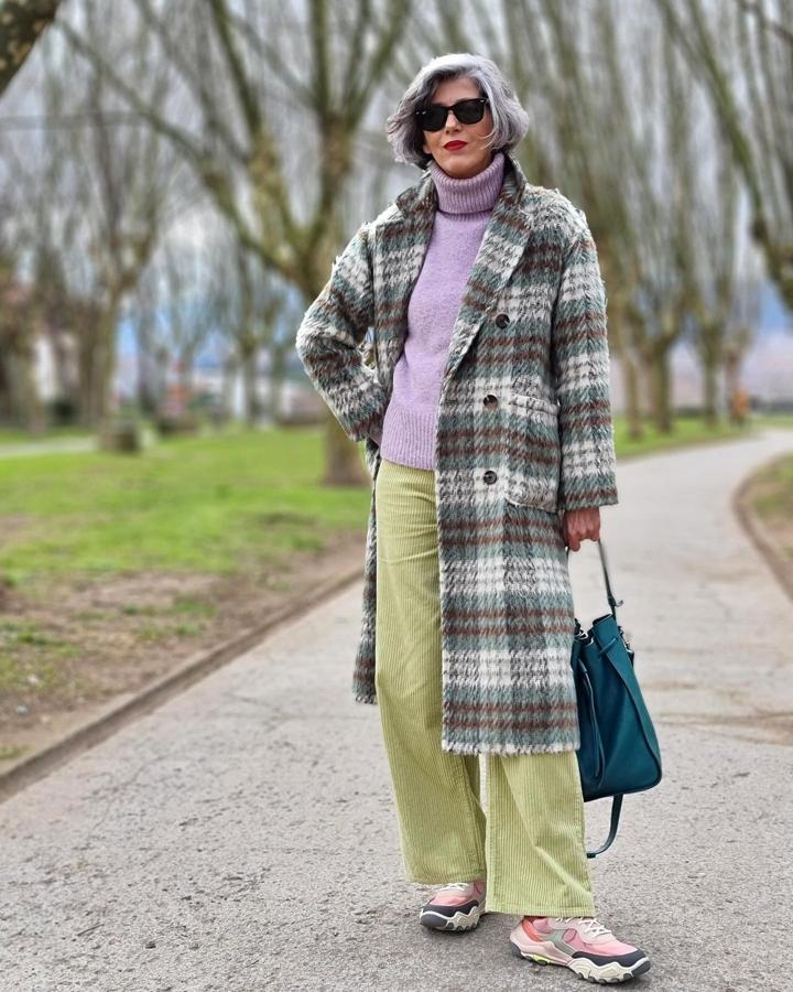 Carmen Gimeno - Ideas para lucir zapatillas 24/7 a partir de los 50. La influencer se ha convertido en todo un referente gracias a sus coloridos estilismos en donde no se corta a la hora de jugar con diferentes paletas de color, estampados y texturas. En su saso resulta interesante ver cómo juega con los tonos complementarios de la rueda cromática para conseguir un equilibrio muy interesante.