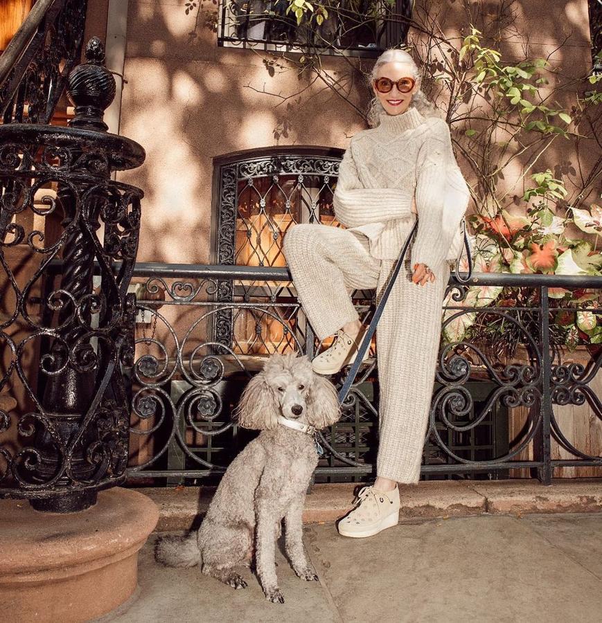 Linda Rodin - Ideas para lucir zapatillas 24/7 a partir de los 50. Las más presumidas pueden optar por diseños con algo de plataforma con los que además se estiliza la figura y se realzan las piernas. En color nude o beige se resaltará más el efecto, aunque eso sí, en el caso de salir a correr no resultan muy adecuadas...