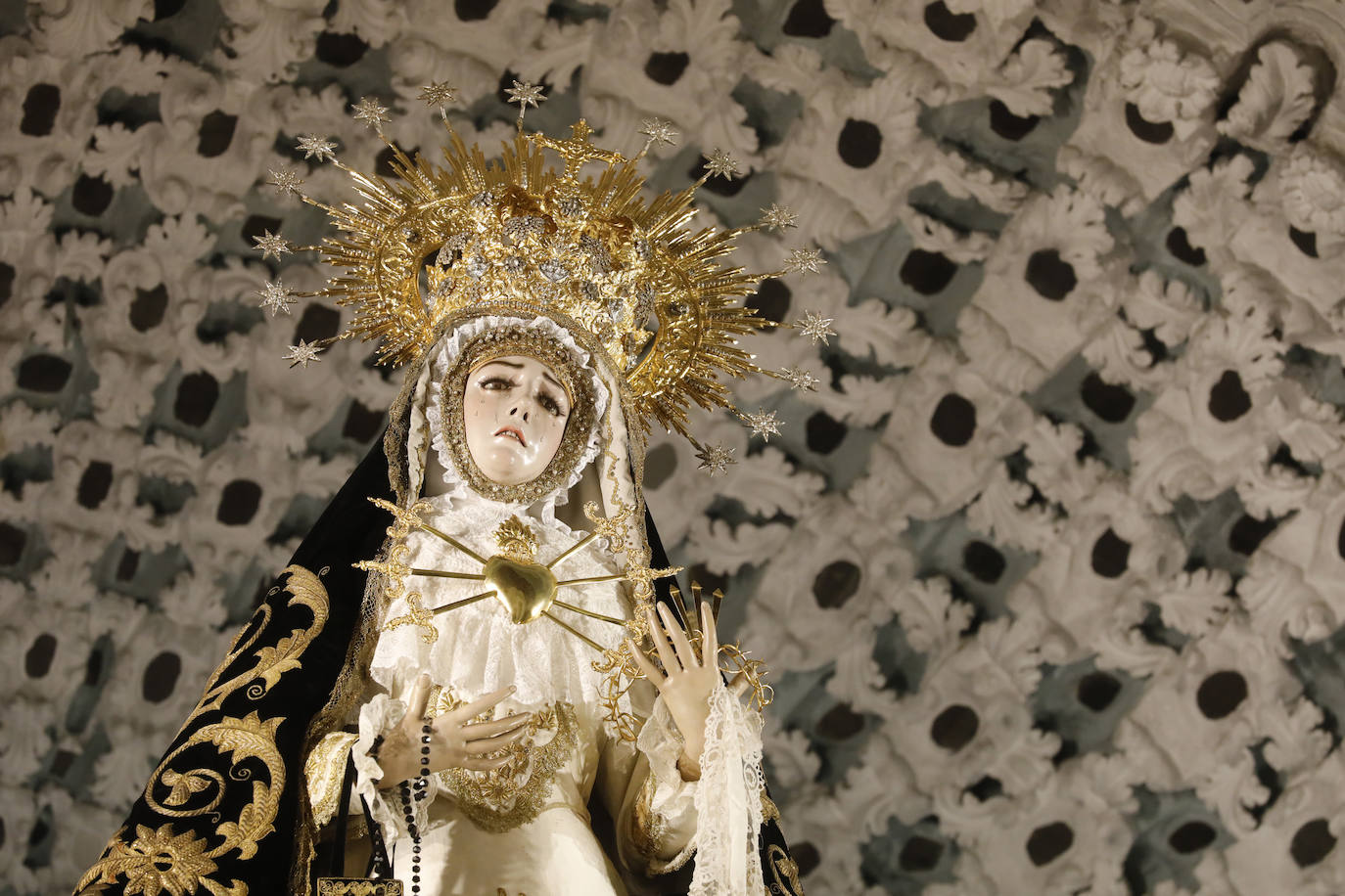 Los niños pasan bajo el manto de la Virgen de los Dolores de Córdoba, en imágenes