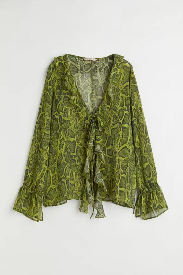 H&amp;M - Prendas y accesorios para sucumbir al verde con estilo. Blusa de volantes con estampado de serpiente, de H&amp;M. Un diseño desenfadado para configurar en segundos un look llamativo sin esfuerzo. Precio: 34,95€.