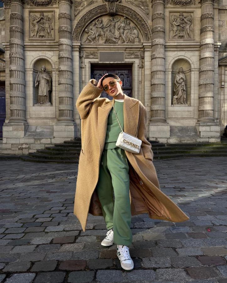 Fácil de combinar. Otro factor positivo de los verdes es que combina igual de bien tanto con los tonos fríos como los más cálidos del espectro, abriendo un amplio abanico de posibilidades a la hora de llevarlo tanto de día como de noche.