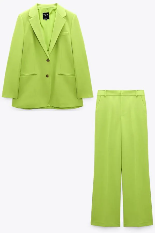 Zara - Prendas y accesorios para sucumbir al verde con estilo. Traje de chaqueta oversize verde pistacho compuesto por una americana con las hombreras marcadas y solapas cruzadas y pantalón de pata de elefante, de Zara. Precio: la blazer cuesta 49,95 y el pantalón 29,95€.