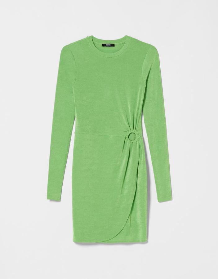 Bershka - Prendas y accesorios para sucumbir al verde con estilo. Vestido de manga larga con drapeado en la cintura y anilla en el lateral, de Bershka. Precio: 22,9€.