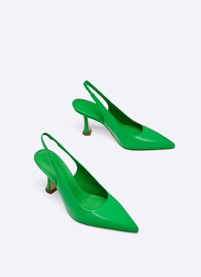 Uterqüe - Prendas y accesorios para sucumbir al verde con estilo. Stilettos destalonados de piel en color verde, de Uterqüe. Su tacón bajo permite incluirlos en estilismos tanto de día como de noche. Una elección cómoda y cargada de estilo que combina tanto con jeans como vestidos o faldas. Precio: 39,90.