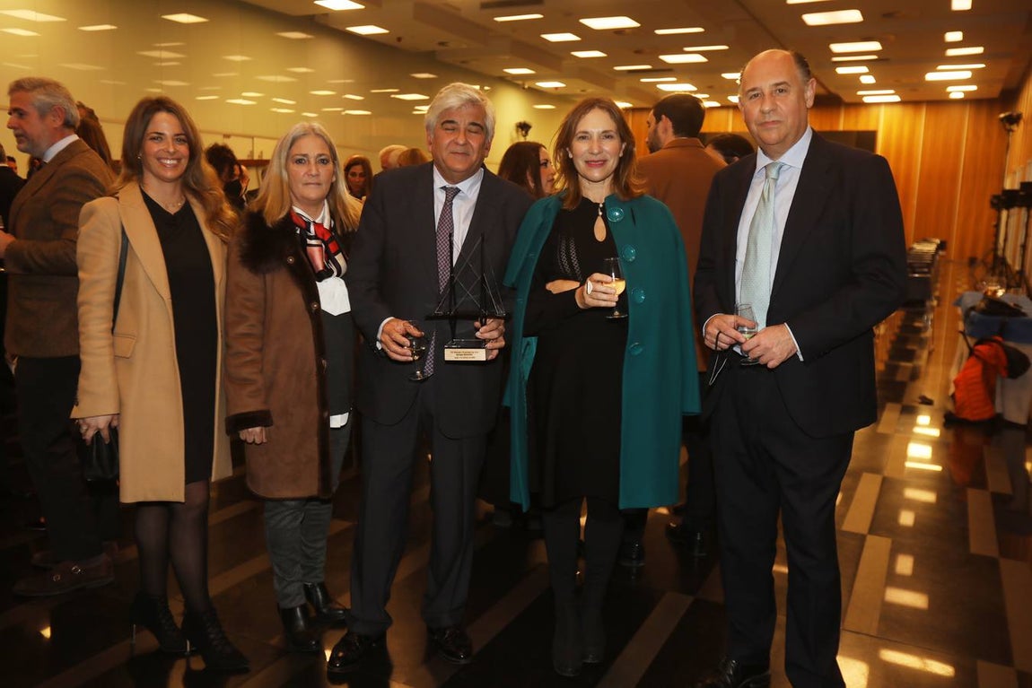 -Esther Gutiérrez, Asunción Serrano, Manuel Barbadillo, Lourdes Acosta y Víctor Vélez. 