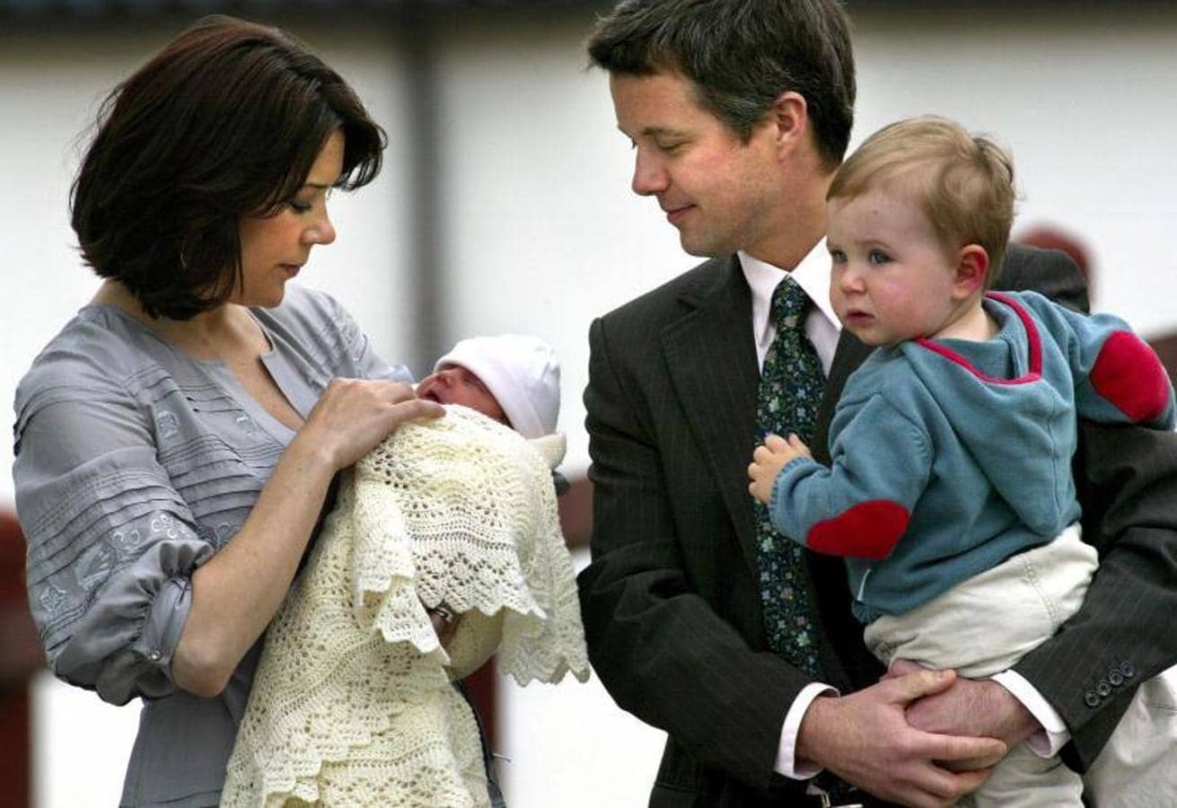 En 2007 nace su segundo hijo, una niña. El príncipe Federico sosteniendo a su hijo, el príncipe Christian, posa con la princesa Mary y su hija recién nacida en su casa en el Palacio de Fredensborg el 23 de abril de 2007