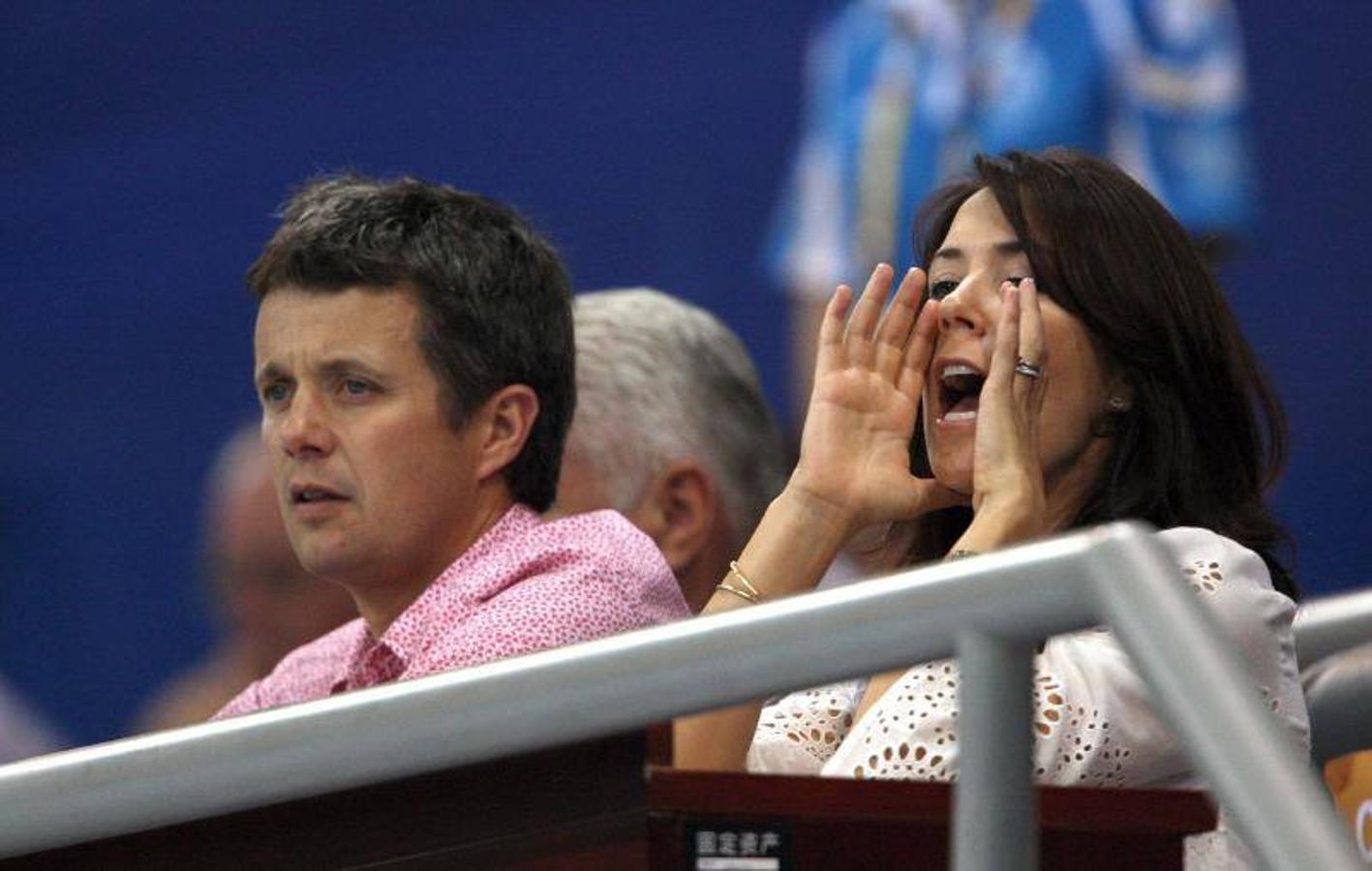 Una forofa animando a Dinamarca. El príncipe Federico y su esposa la princesa Mary durante el partido de preliminares de balonmano, entre Dinamarca y Corea en los JJOO'08 de Pekín.