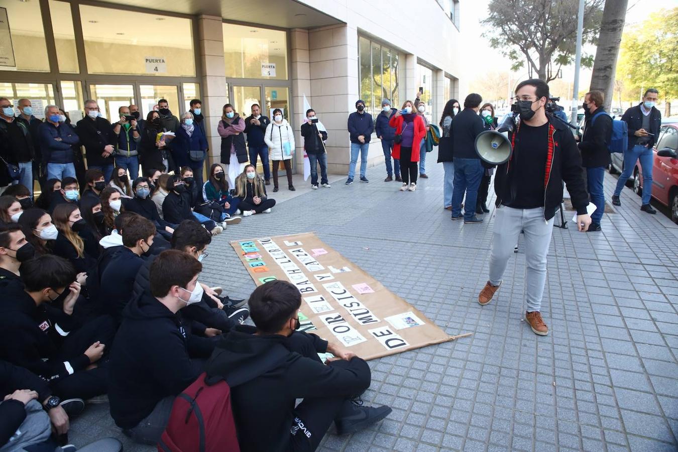 Alunmos de los conservatorios de Córdoba se concentran para continuar con su Enseñanzas Artísticas